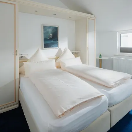 Am Denkmal نورديرني